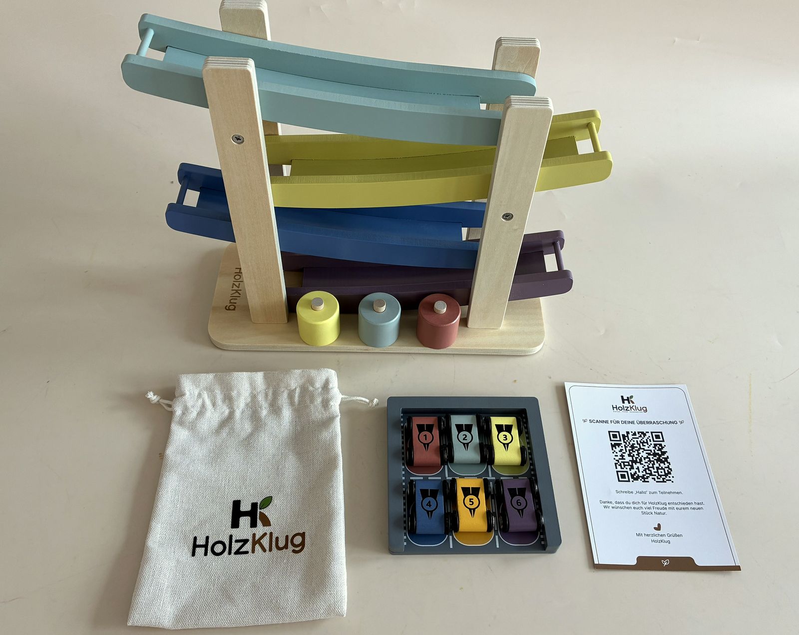 Das komplette HolzKlug Set: Rampenbahn aus Holz, Roll-Zylinder, Garage mit sechs Holzautos, Stoffbeutel und QR-Karte